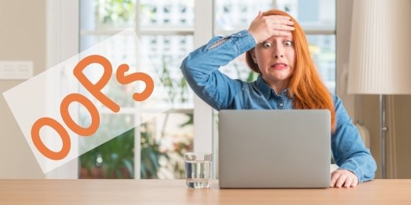 mujer se agarra la cabeza despues de cometer un error en su webinar